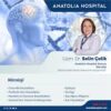 “Dr. Selin Çelik modern muayene odasında nöroloji hastalarına profesyonel danışmanlık ve tedavi sunarken.”