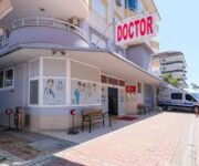 “İntermedical Polikliniği modern klinik binası ve hasta kabul alanı.”