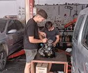 “Tofaş Ford Renault Bakım Servisi’nde Ford ve Renault marka araçların bakım ve onarım işlemlerinin yapıldığı modern servis alanı.”