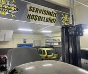 “Dinamik Oto Özel Ford Servisi’nde araç bakım ve onarım işlemleri ile çekici hizmetinin sunulduğu modern servis alanı.”