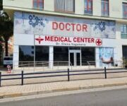 “İntermedical Polikliniği modern muayene odası ve sağlık ekipmanlarıyla hizmet veren tıbbi merkez.”