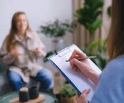 “Psikolojik Danışman Esra Kırkgeçit modern danışmanlık ofisinde bireysel terapi hizmeti sunarken.”