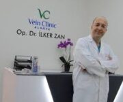 “Op. Dr. İlker Zan Alanya’da modern klinik ortamında varis ve damar tedavisi uygularken.”