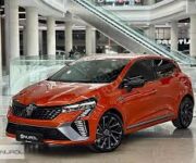 “Nuroğlu Otomotiv showroomunda sergilenen farklı marka ve model araçların yer aldığı modern oto galeri görüntüsü.”