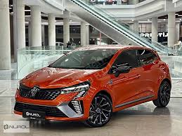 “Nuroğlu Otomotiv showroomunda sergilenen farklı marka ve model araçların yer aldığı modern oto galeri görüntüsü.”