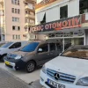 “Çekiç Otomotiv showroomunda farklı marka ve model otomobillerin sergilendiği modern araç satış alanı görüntüsü.”