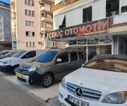 “Çekiç Otomotiv showroomunda farklı marka ve model otomobillerin sergilendiği modern araç satış alanı görüntüsü.”