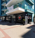 “Alanya Central Clinic Doctor Mehmet Özuğur modern muayene odası ve klinik hizmet alanı.”