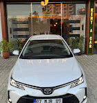 MAJOR Rent A Car ofisinde park etmiş çeşitli kiralık araçlar, ön planda sedan ve SUV modelleri