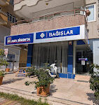 Bağışlar Sigorta ofisinde sigorta danışmanları müşterilere hizmet verirken çekilmiş görüntü