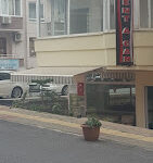 Refref Rent A Car ofisinde park edilmiş çeşitli kiralık araçlar, ön planda sedan ve SUV modelleri