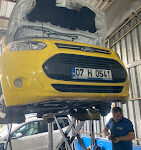 Oto Mekaniker Özel Servis atölyesinde araç bakım ve onarım işlemleri yapılırken çekilmiş görüntü