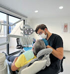 “Diş Hekimi Emre Cız’ın modern muayenehanesi ve dental ekipmanlarla donatılmış klinik alanı.”