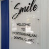 “Mediterranean Dental Clinic modern muayene odası ve dental ekipmanlarla donatılmış profesyonel diş sağlığı merkezi.”