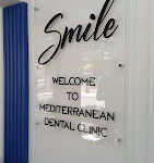 “Mediterranean Dental Clinic modern muayene odası ve dental ekipmanlarla donatılmış profesyonel diş sağlığı merkezi.”