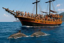 Alanya’da düzenlenen tekne turunda mavi deniz üzerinde seyreden tur teknesi ve 2026 sezonu için uygun fiyatlı tekne turu ve seçenekleri.