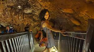 Alanya tatili sırasında Damlataş Mağarası’nı gezen ve doğal oluşumları keşfeden ziyaretçiler