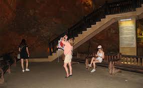 Damlataş Mağarası, doğal nemli havası ve serin ortamıyla sağlık turizmine destek vererek tatilcilere hem keyif hem de sağlık sunuyor.