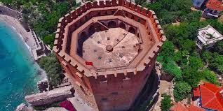 Alanya’da tarihe yolculuk yapabileceğiniz simgesel Kızıl Kule, tarihi mimarisi ve liman manzarasıyla