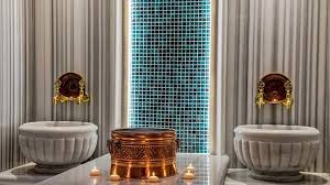 Alanya hamam turları kapsamında geleneksel Türk hamamında keyifli ve rahatlatıcı bir deneyim yaşayan tatilciler