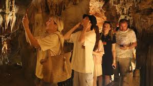 Alanya Damlataş Mağarası’nı ziyaret eden çocuklu aileler, doğal sütunlar ve damla oluşumları arasında eğlenceli bir gezi yapıyor