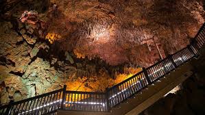 Damlataş Mağarası’nda doğal sütunlar ve damla oluşumlarını inceleyen ziyaretçiler