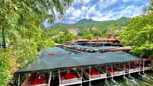 Alanya Dim Çayı’nda kano ve rafting yapan tatilciler, nehirde serinleyen doğa aktiviteleri