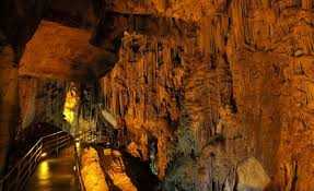 Dim Mağarası, milyonlarca yıllık doğal oluşumlarıyla ziyaretçilere eşsiz bir görsel deneyim sunuyor.