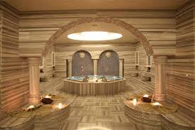 Alanya 2026 turlarında geleneksel Türk hamamında kese ve köpük masajı eşliğinde hamam kültürünü deneyimleyen ziyaretçiler