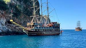 Alanya günübirlik gemi turları kapsamında Akdeniz’de seyreden tur teknesi