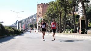 Alanya’da 26. Atatürk Halk Koşusu kapsamında spor ve anma buluşması düzenleniyor, koşucular hazır