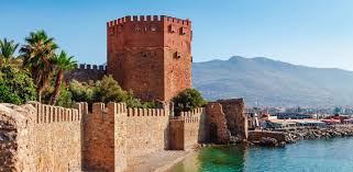 Alanya Kızıl Kule, tarihi mimarisi ve liman manzarası ile şehrin kültürel kimliğinin güçlü bir temsilcisi