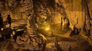 Alanya Dim Mağarası’nda serin ve sakin atmosferde gezen ziyaretçiler