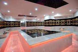 Alanya turları kapsamında tarihi hamamda geleneksel kese ve köpük masajı deneyimi yaşayan tatilciler