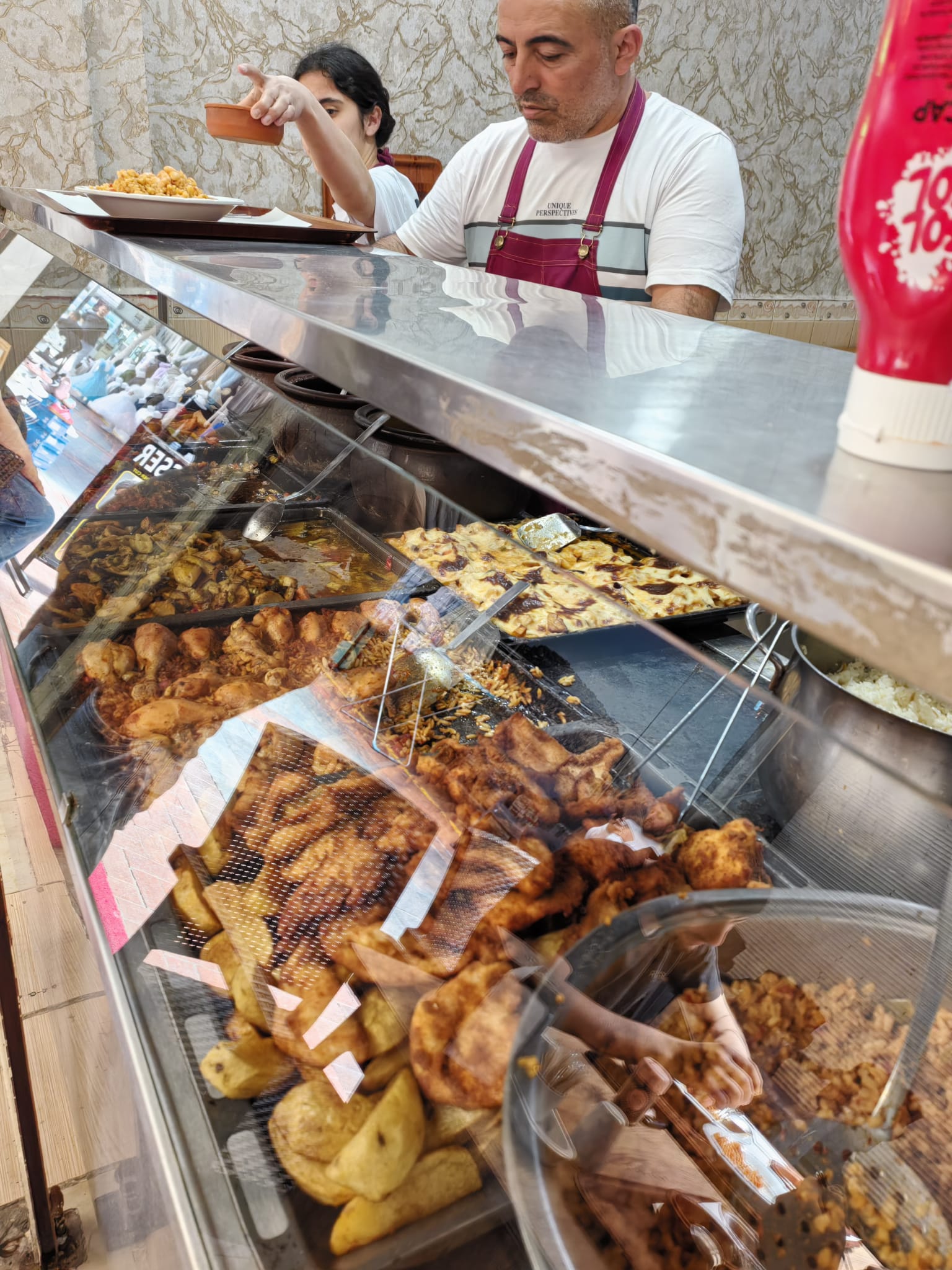 Alanya’da günlük taze hazırlanan ev yemekleri ve tabldot menüleriyle hizmet veren Dürümcü Aydın restoranından lezzetli yemek sunumları.