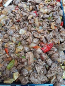 Dürümcü Aydın restoranında servis edilen ev yemeği menüsü, pilav ve salata eşliğinde uygun fiyatlı tabldot yemek sunumu.