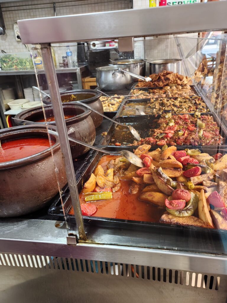 Alanya’da ev yemekleri ve tabldot lezzetleriyle öne çıkan Dürümcü Aydın restoranında sunulan sıcak ve günlük yemek çeşitleri.