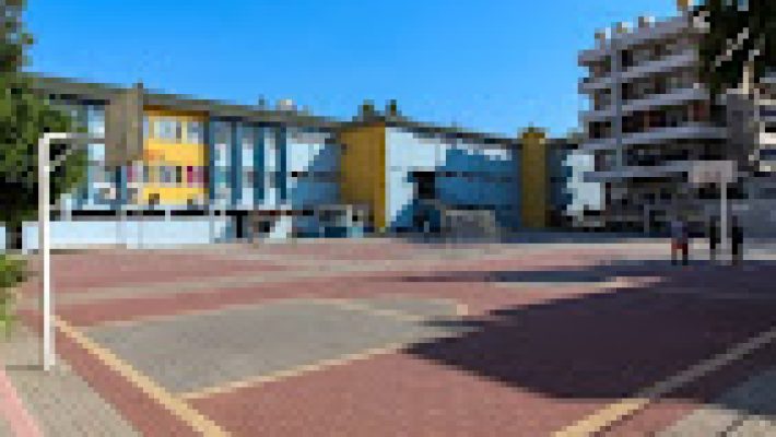 Hayate Hanım İlkokulu ve Ortaokulu’nda öğrenciler sınıf ortamında ders çalışırken ve öğretmen ders anlatırken.