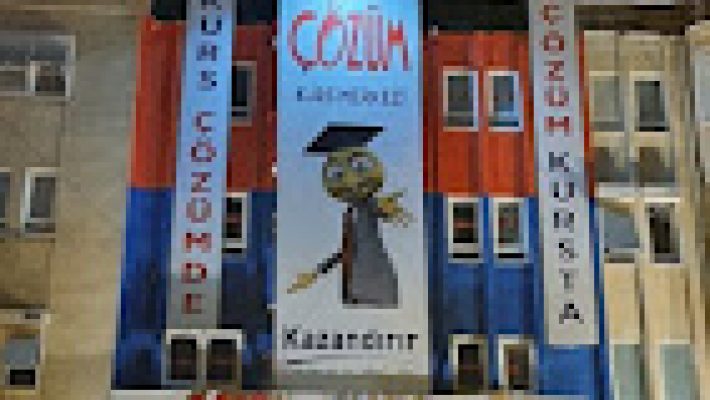 Mahmutlar Çözüm Kişisel Gelişim Kursu’nda katılımcılar kişisel gelişim eğitimi ve grup çalışmaları yaparken.