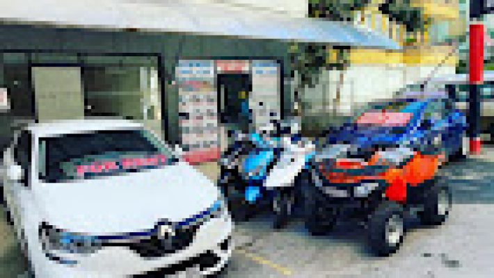 Summer Rent a Car ofisinde park edilmiş kiralık araçlar, ön planda sedan ve SUV modelleri