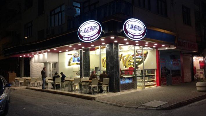 Türkmenoğlu Baklava OBA Alanya şubesinde vitrine dizilmiş fıstıklı ve cevizli geleneksel baklava çeşitleri