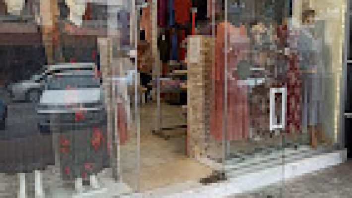 Lale Tesettür Alanya – Kadın tesettür giyim ürünlerinin şık ve modern bir şekilde vitrinlerde sergilendiği butik mağaza.