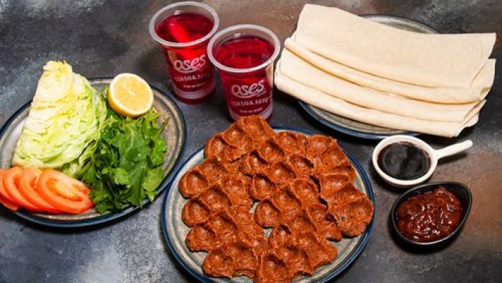 Alanya Merkez’de bulunan Oses Çiğ Köfte şubesinde hazırlanan taptaze çiğköfte dürüm sunumu