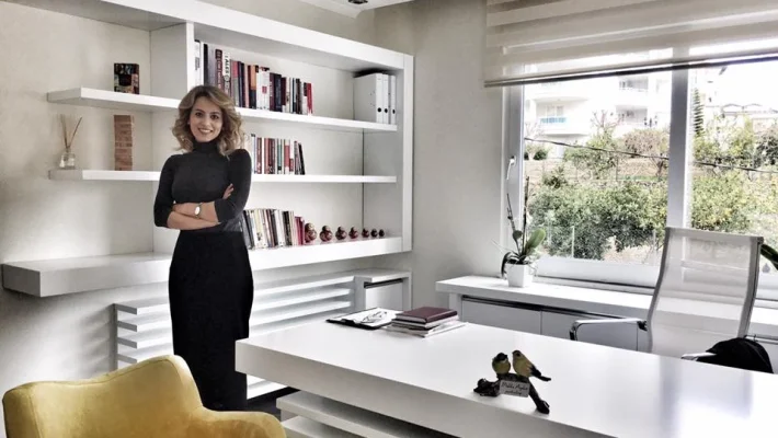 “Alanya Psikolog Melike AYDIN, danışmanlık ofisinde bireysel terapi hizmeti sunarken.”