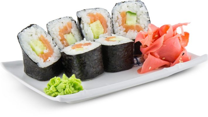 Sushilux Alanya restoranında şık sunumla servis edilen taze sushi çeşitleri