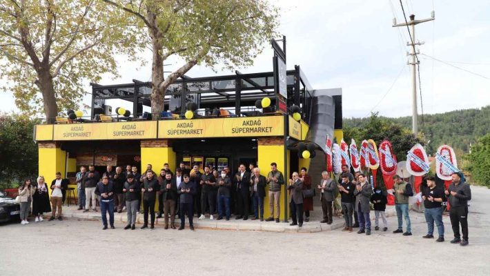 Cafe Escobar Alanya'nın şık dış cephesi ve ferah açık hava oturma alanı