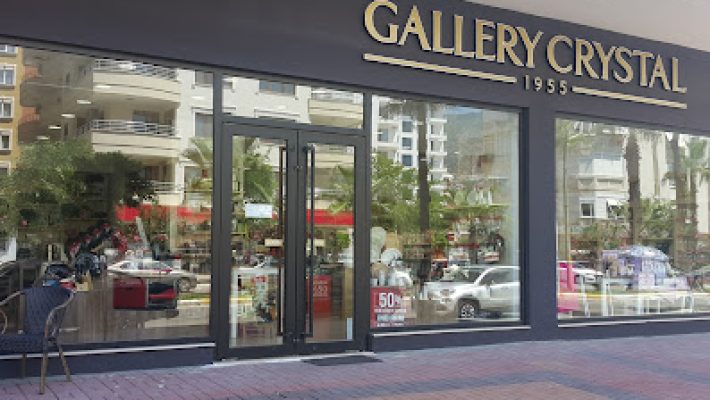 Gallery Crystal mağazası vitrininde şık kristal ürünler, dekoratif aksesuarlar ve cam objeler