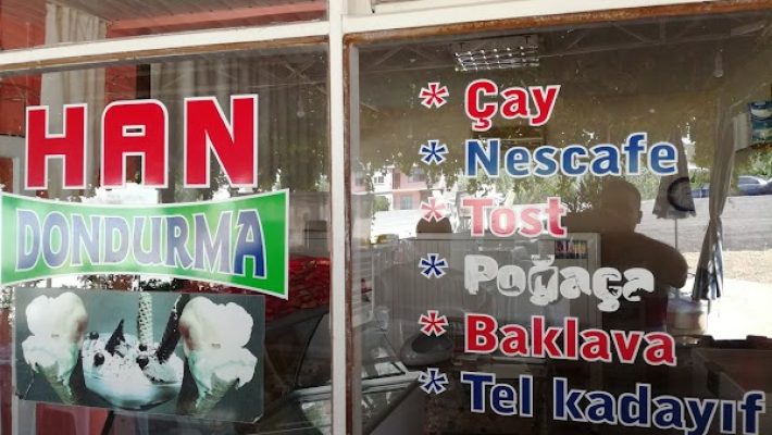 Alanya’da Han Dondurma tezgâhında renkli el yapımı dondurma çeşitleri ve külah sunumları