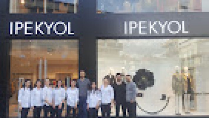 Ipekyol, Twist ve Machka mağazalarında kadın giyimi için şık elbiseler, modern bluzlar ve özel tasarım kıyafetler vitrinlerde sergileniyor.