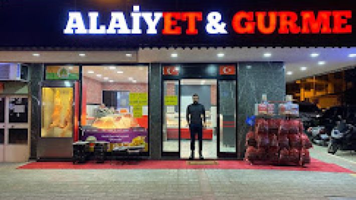 Alanya’da taze ve gurme et ürünleri sunan Alaiye Et Gurme’de dana, kuzu ve tavuk çeşitleri hijyenik koşullarda hazırlanıyor.